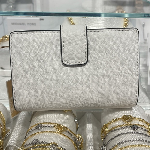 Michael Kors Medium Saffiano Leather Bifold Wallet Optic White
NWT - Picture 5 of 16
